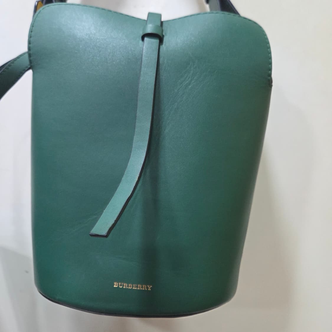 버버리 그린 레더 버킷백 상품이미지2