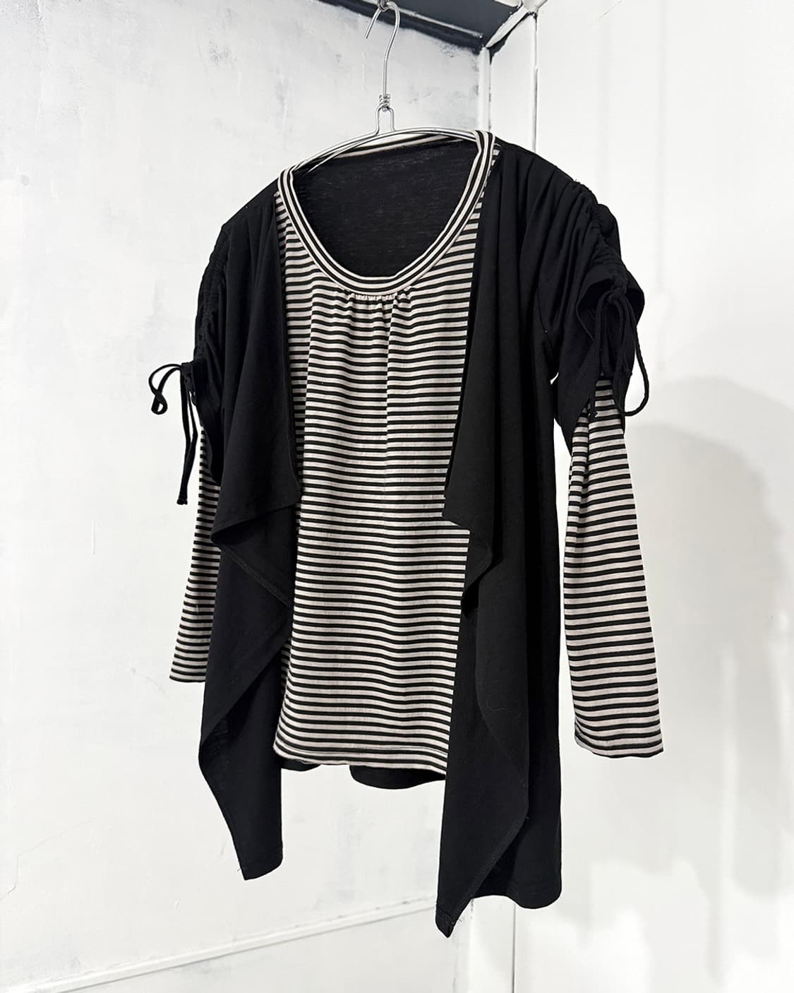 Black Vest-Layered Striped Long Sleeve 상품이미지1