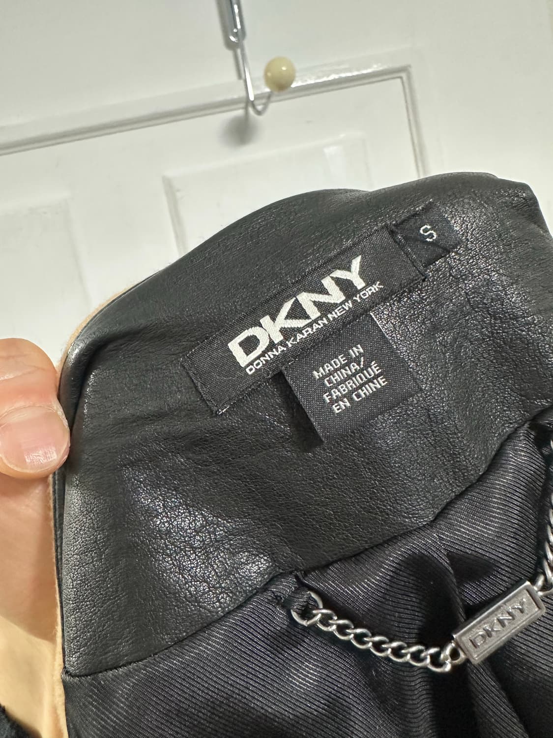 DKNY 비대칭 사선 지퍼 코트 상품이미지4