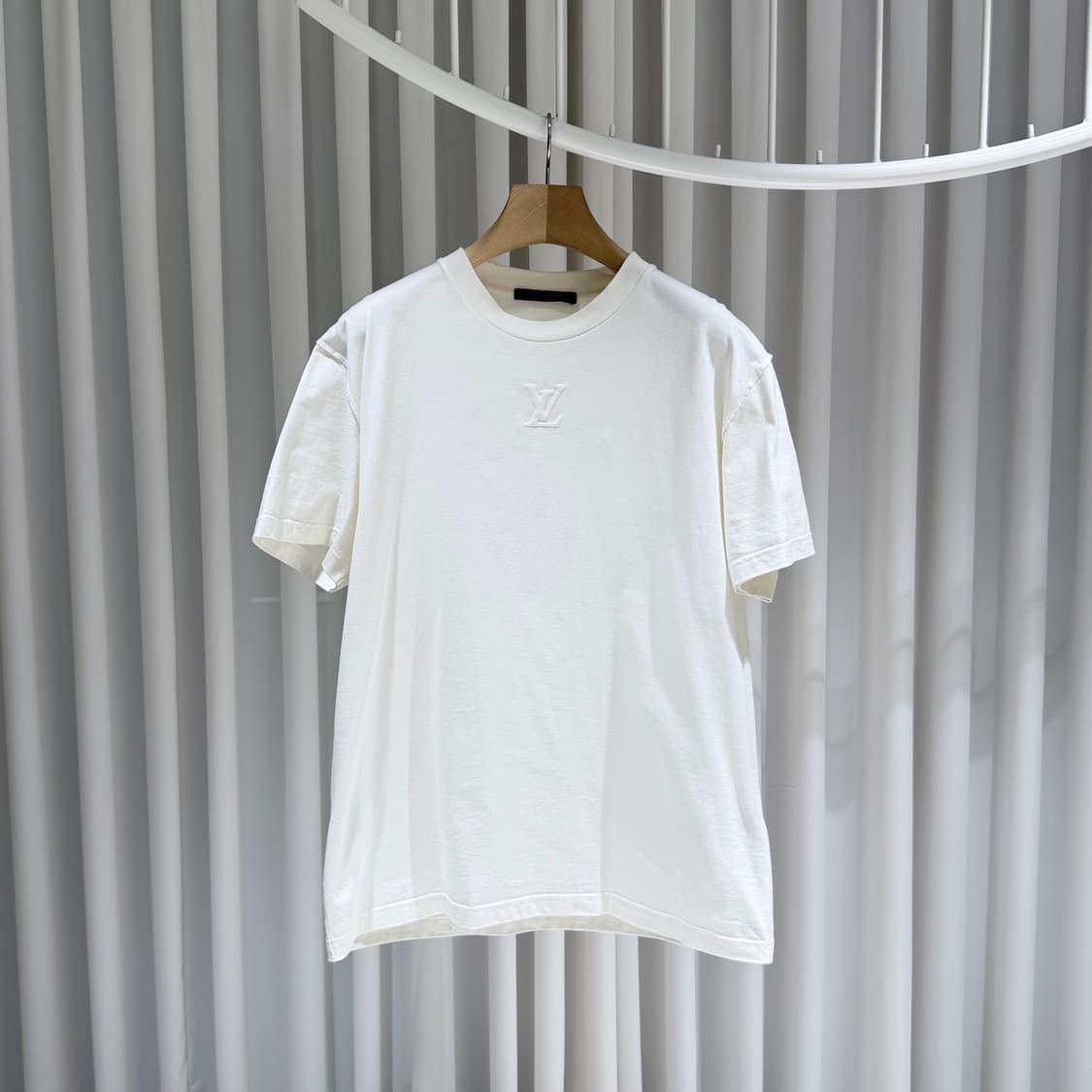 (A+/L) / 루이비통엠보스드 LV 로고 반팔 티셔츠 화이트 상품이미지1
