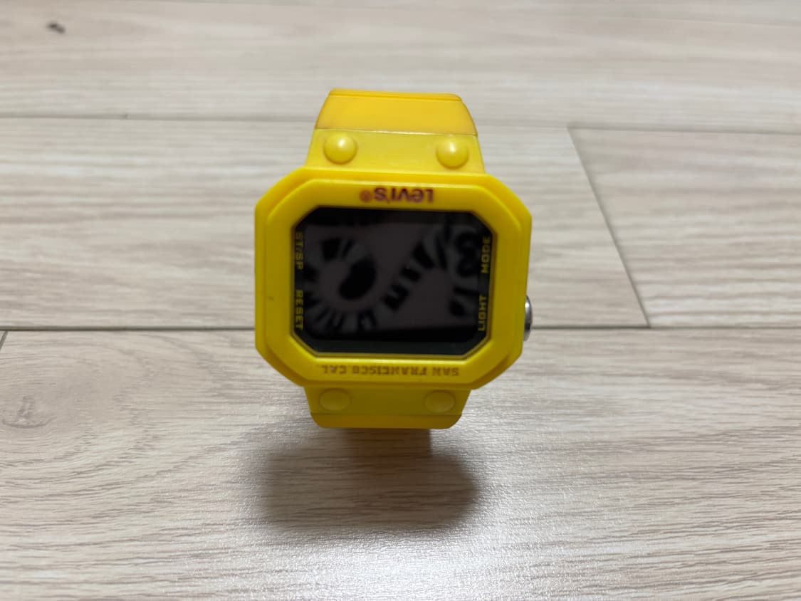 리바이스 옐로우 레트로 디지털 시계 상품이미지1