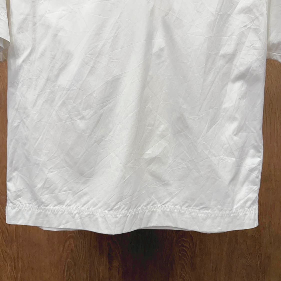 아뇨나 반팔 블라우스 후면 지퍼 디테일 화이트 배색 넥라인 상품이미지5