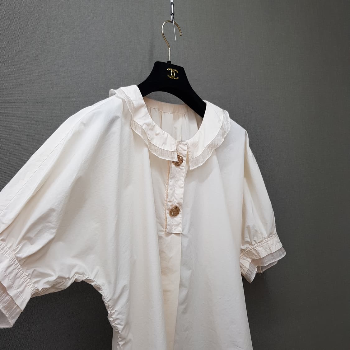 한섬 SJSJ 2022 프릴 카라 반팔 블라우스 76-90-155사이즈 상품이미지3