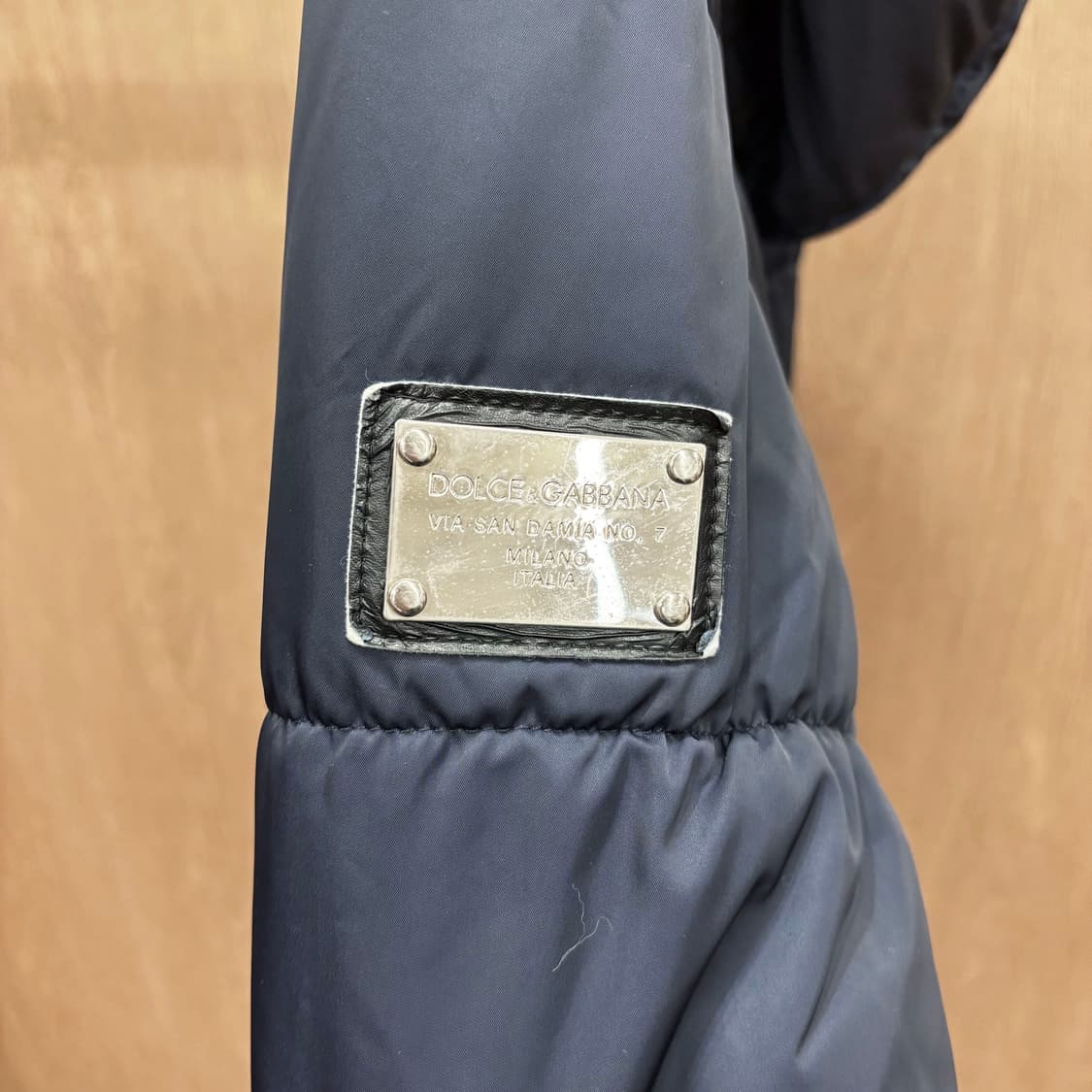 돌체앤가바나 후드 패딩 점퍼 소매 메탈 플레이트 로고 디테일 네이비 상품이미지6