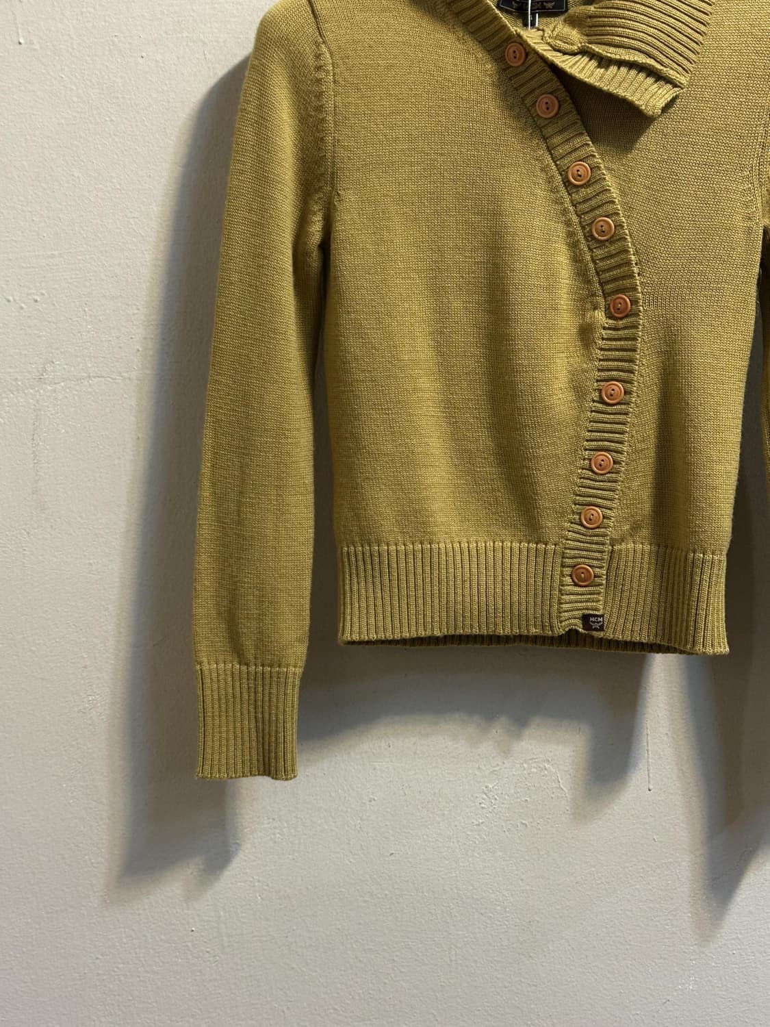 MCM 비대칭 버튼 하이넥 가디건 상품이미지4