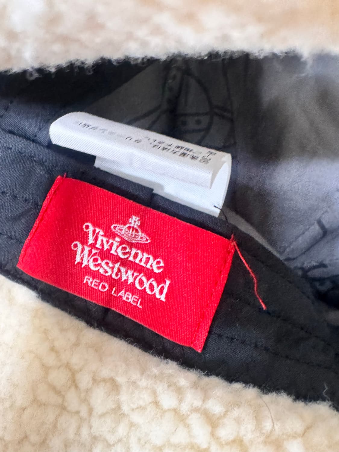 (정품)비비안 웨스트우드 보아 플리스 이어플랩 버킷햇 아이보리 상품이미지4