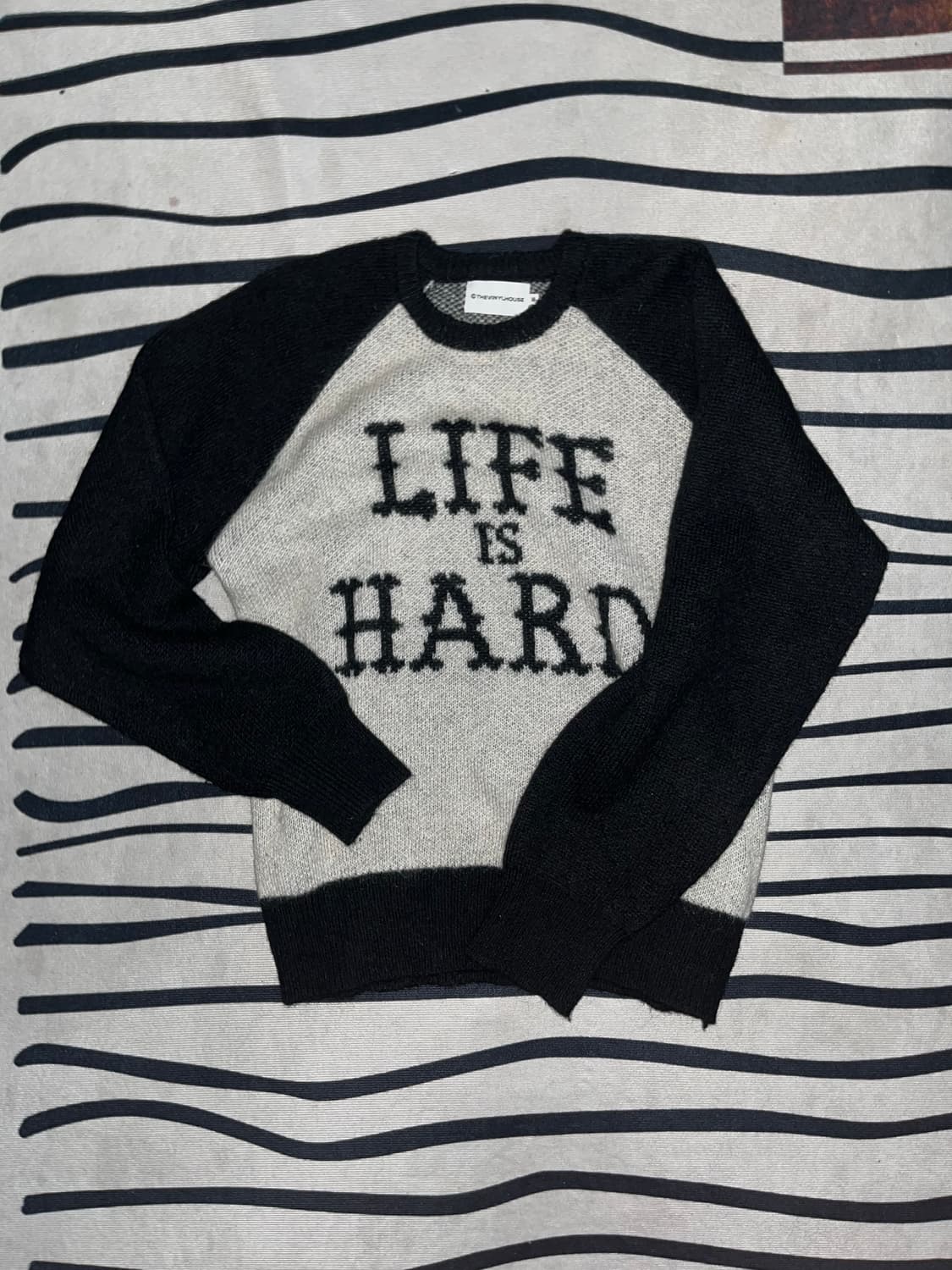 더바이닐하우스 life is hard 니트  상품이미지1