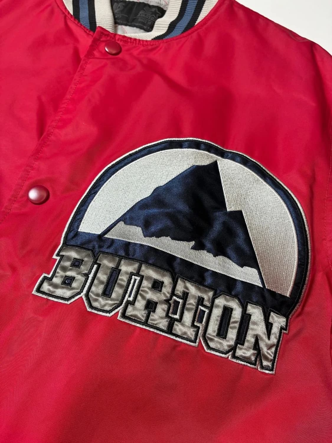 스타터 x 버튼 로고 자수 바시티 자켓 PN8180 상품이미지3