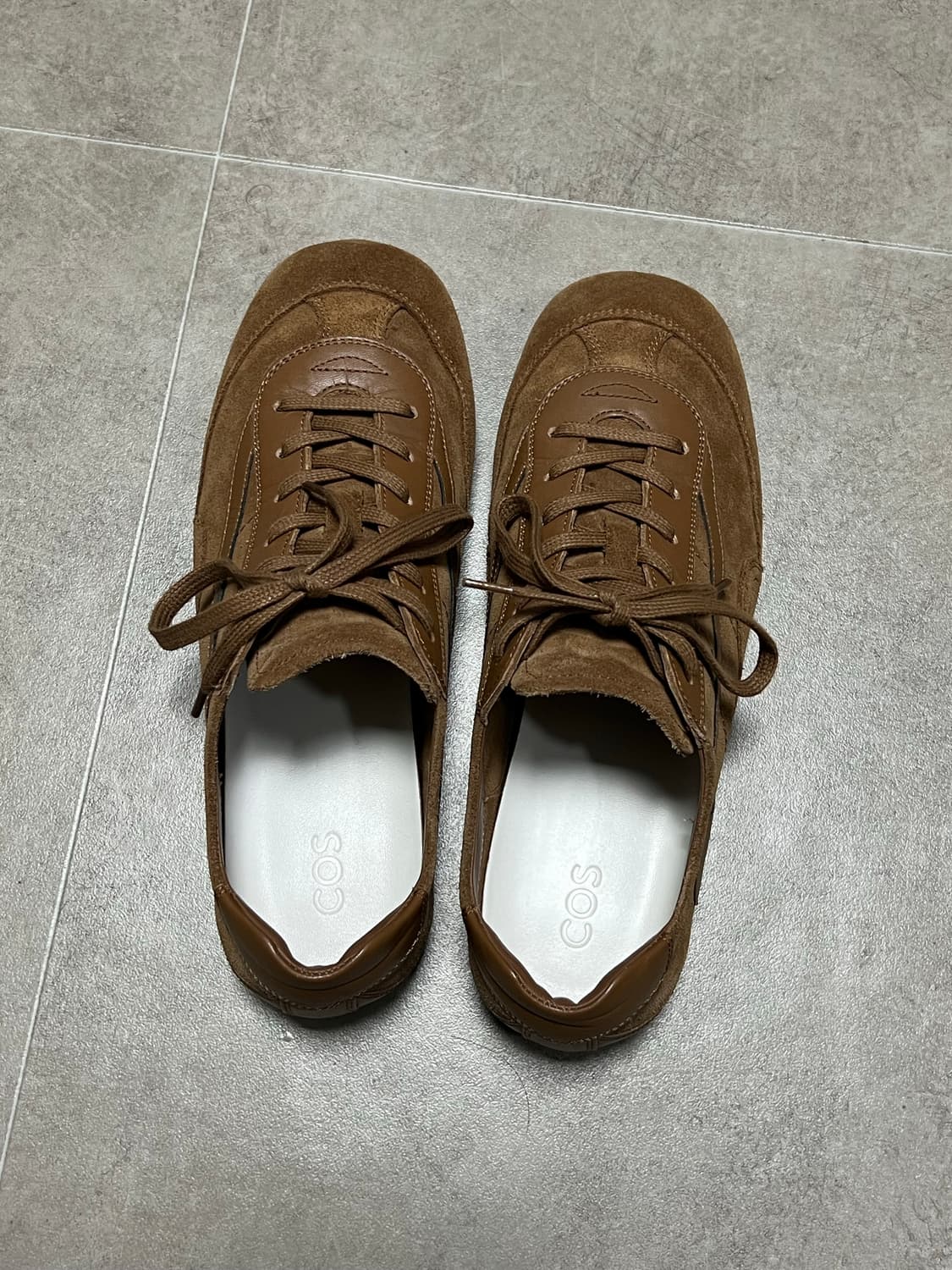 COS 미니멀 스웨이드 스니커즈 42사이즈 상품이미지2