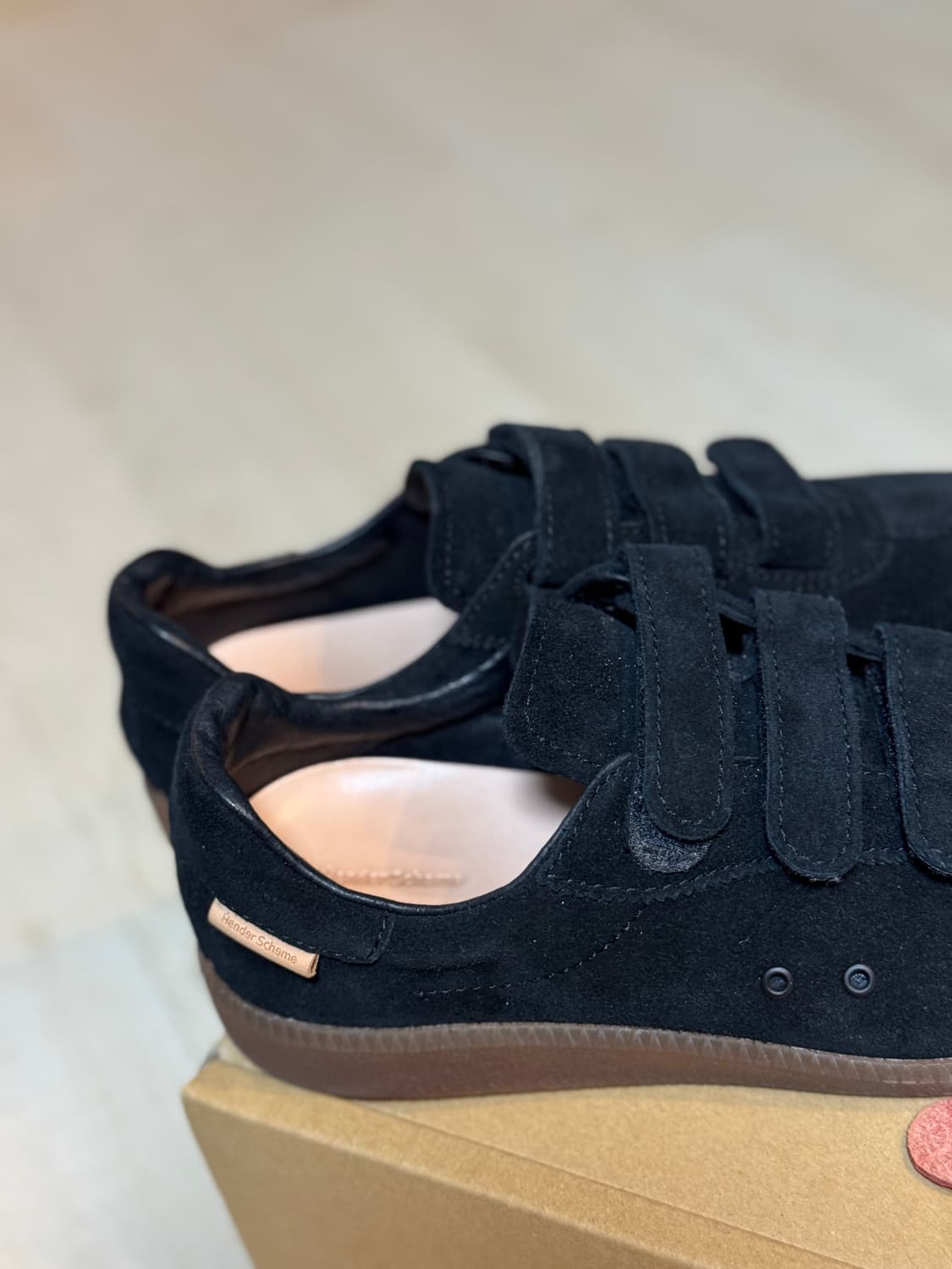 헨더스킴  스웨이드 스니커즈 판매합니다. 피 상품이미지5