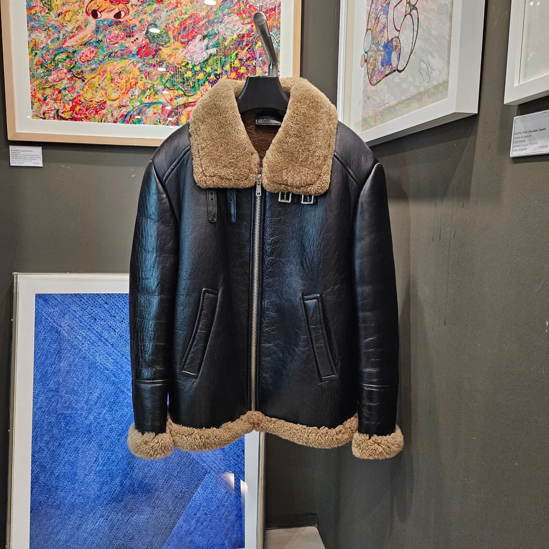 프라다 더블스트랩 넥 스틸 사피아노 삼각로고 무스탕 레더 자켓 상품이미지3