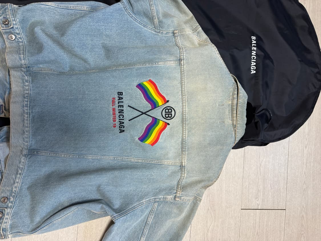 발렌시아가 깃발로고 자수 데님자켓 새상품급 판매 상품이미지2