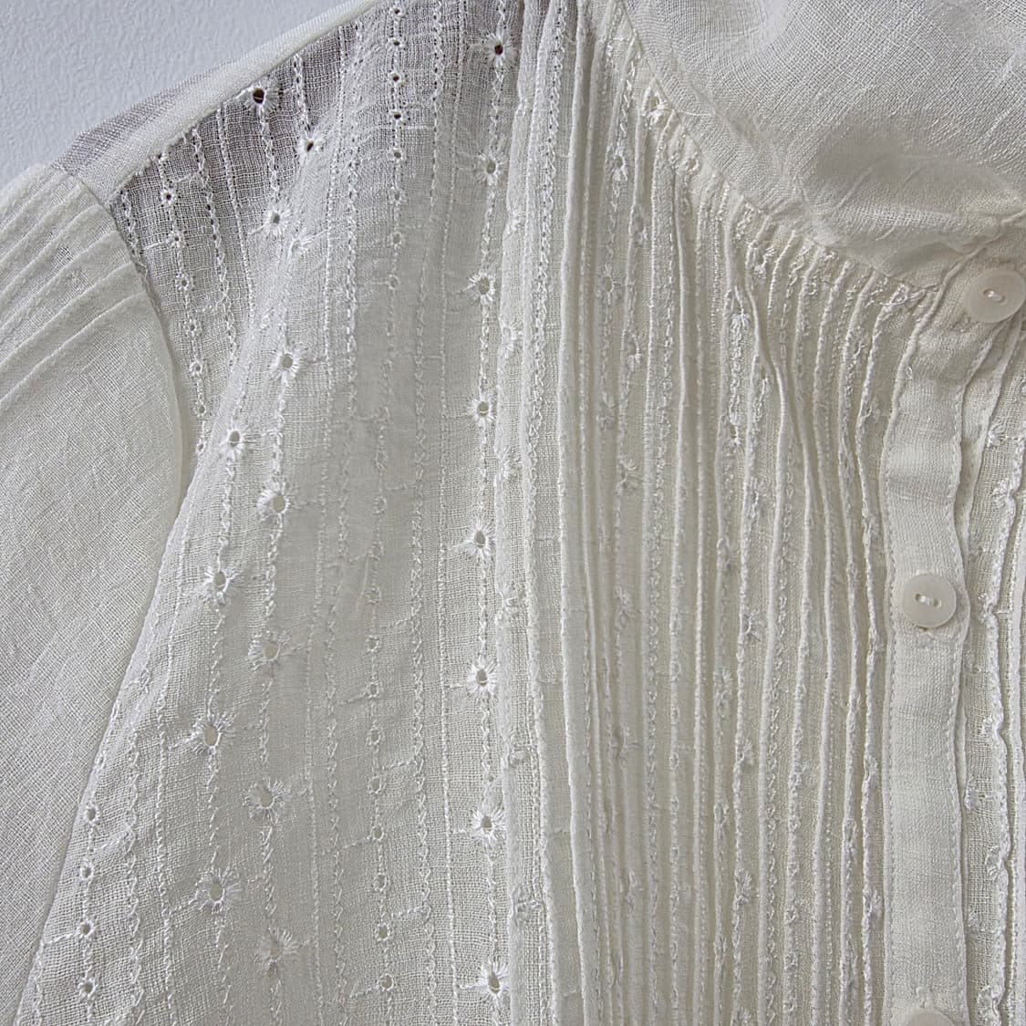 CATTON 아이보리 로맨틱 핀턱 자수 하이넥 블라우스 상품이미지5