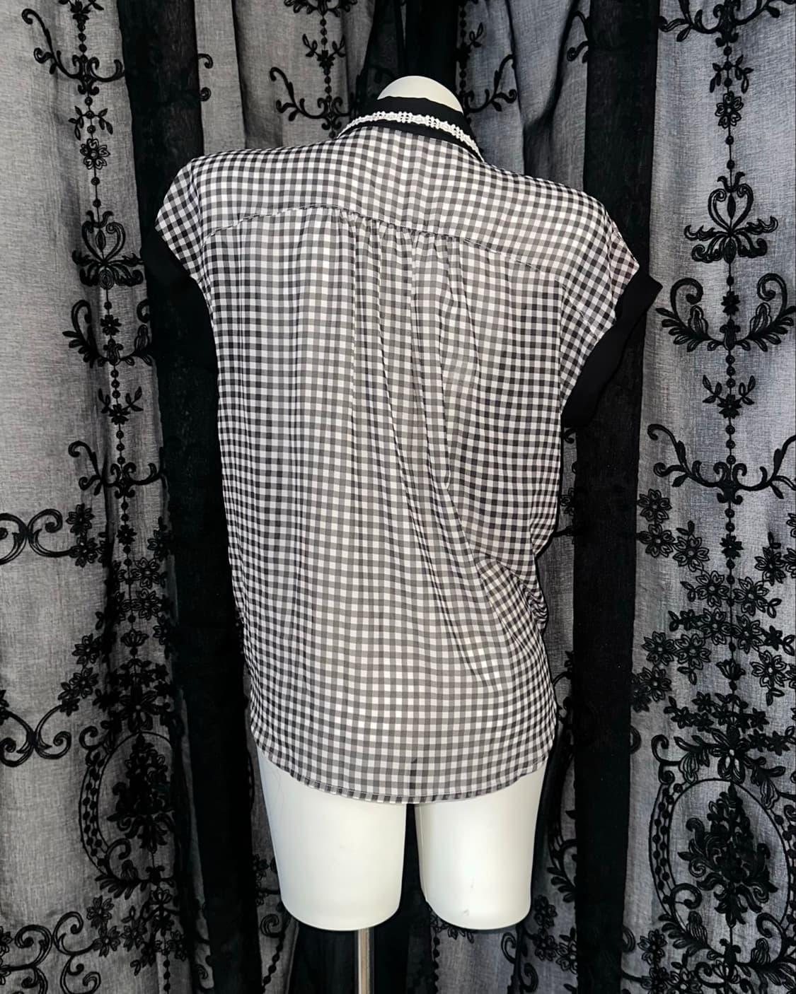 black gingham tie-front blouse 상품이미지4