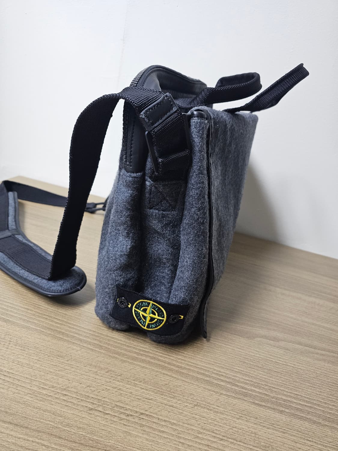 스톤아일랜드 와펜 메신저백 상품이미지1