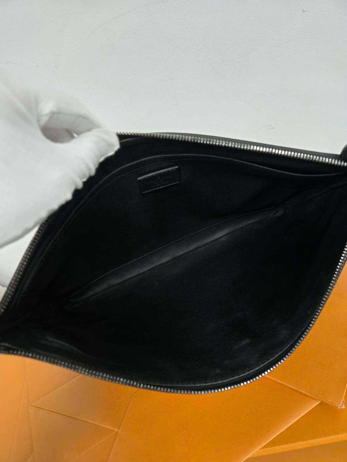 [보증서 정품] 루이비통 쉐도우 포쉐트 클러치백 상품이미지4