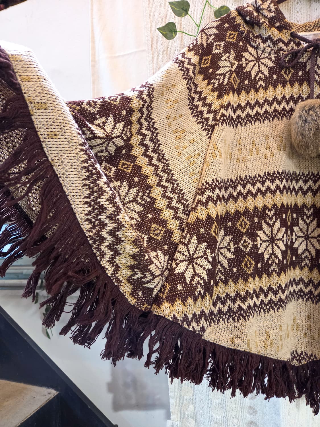 눈꽃 폼폼 케이프 니트 상품이미지4