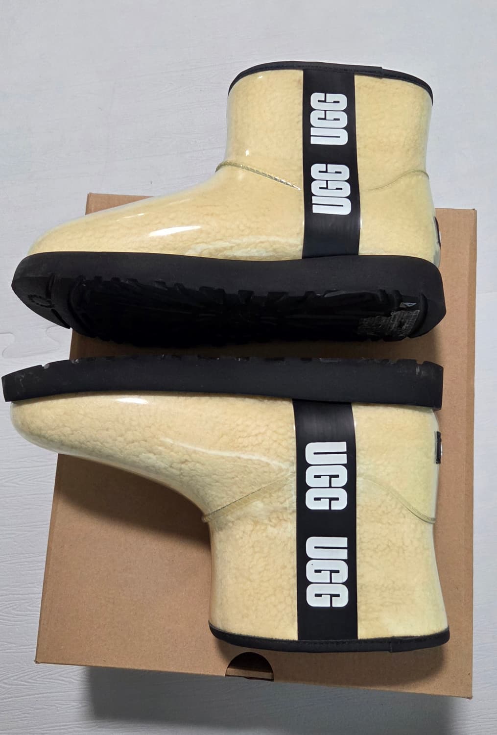 UGG 어그 클리어 미니 부츠 240사이즈 (usa8,eu39)
택포 상품이미지3