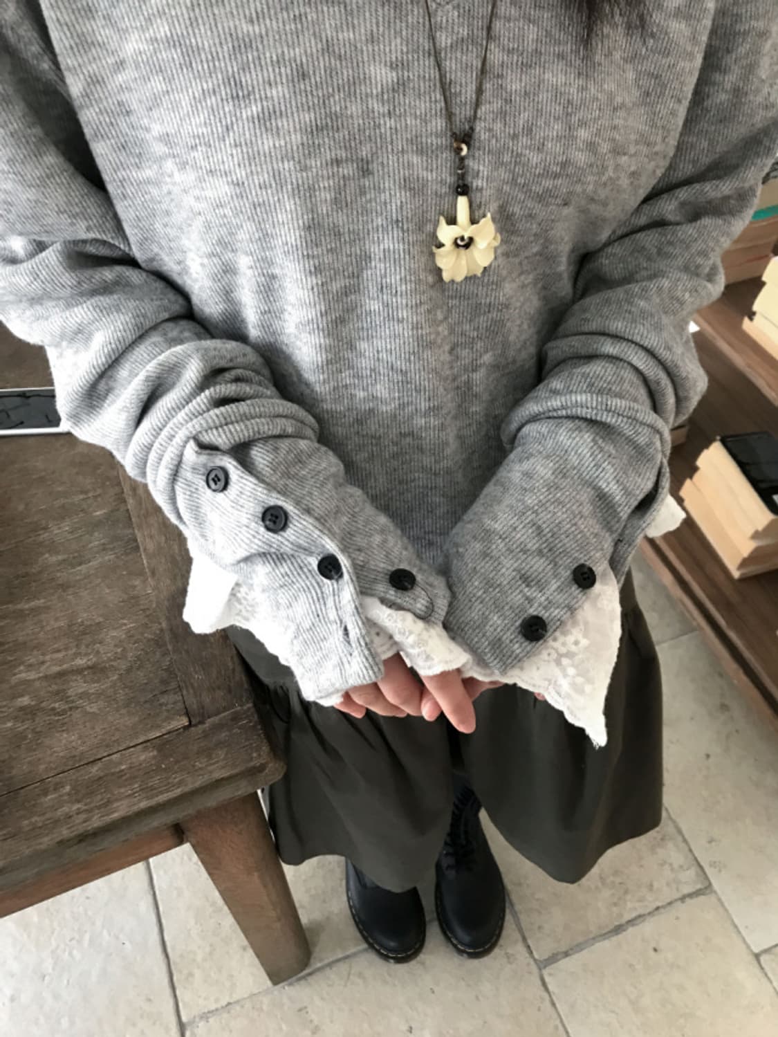 서울베이스드 버튼 브이넥 니트  상품이미지5