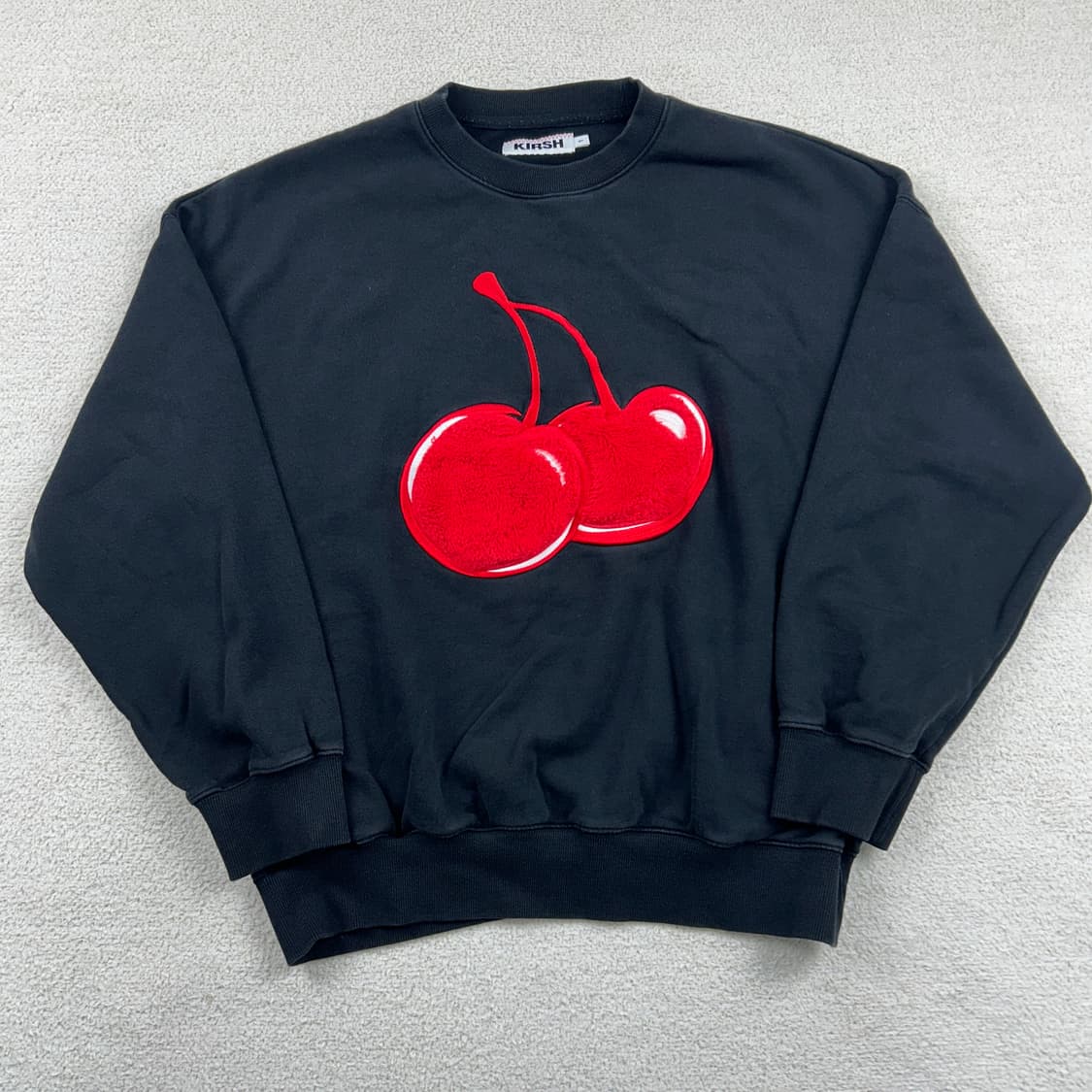 키르시 털복숭이 체리 블랙 맨투맨 상품이미지3