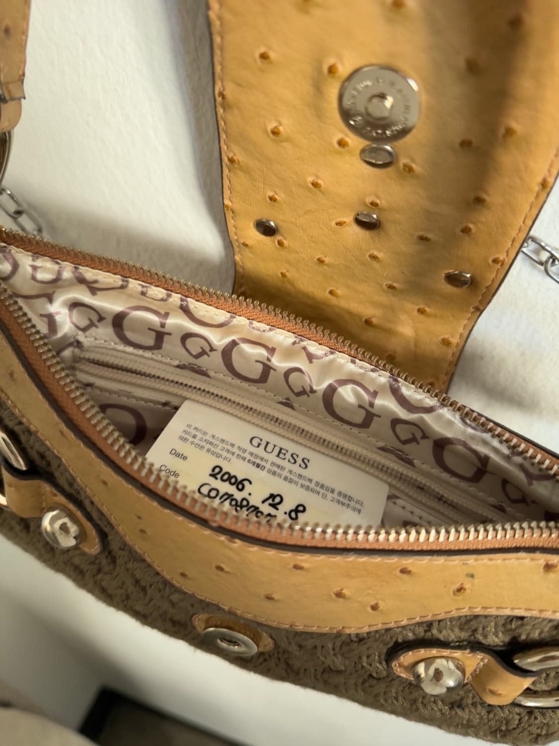 게스 y2k 타조가죽 & 니트 바게트백 상품이미지4