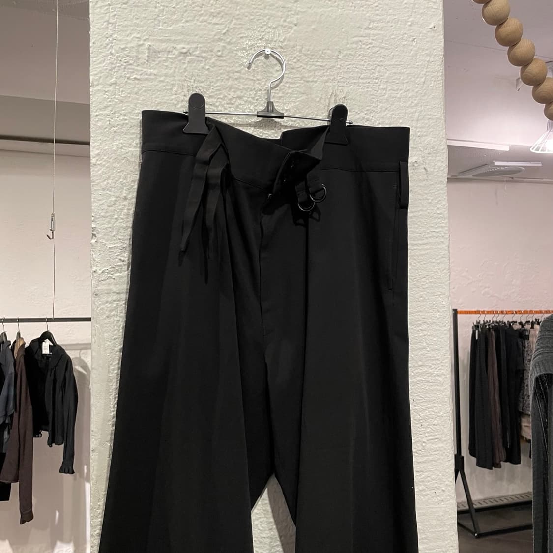 요지야마모토 스트랩 디테일 오버사이즈 슬랙스 상품이미지2