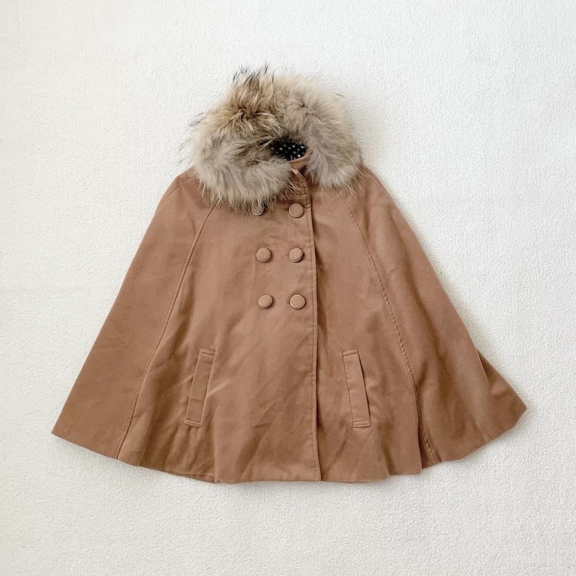 세실맥비 라떼갸루 퍼 케이프 상품이미지1