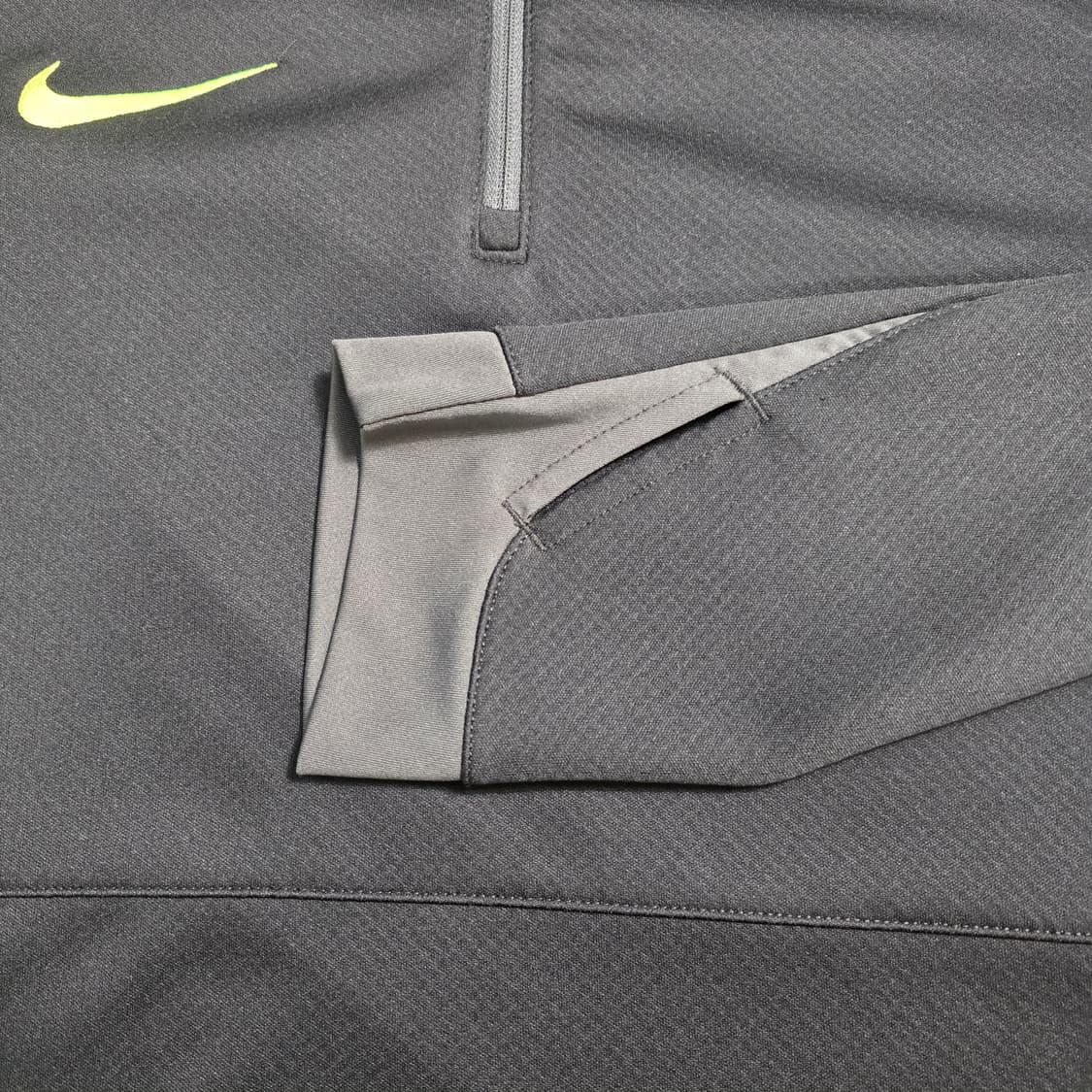 0165[나이키] 드라이핏 블랙/형광 1/2 집업 긴팔티 L 상품이미지5