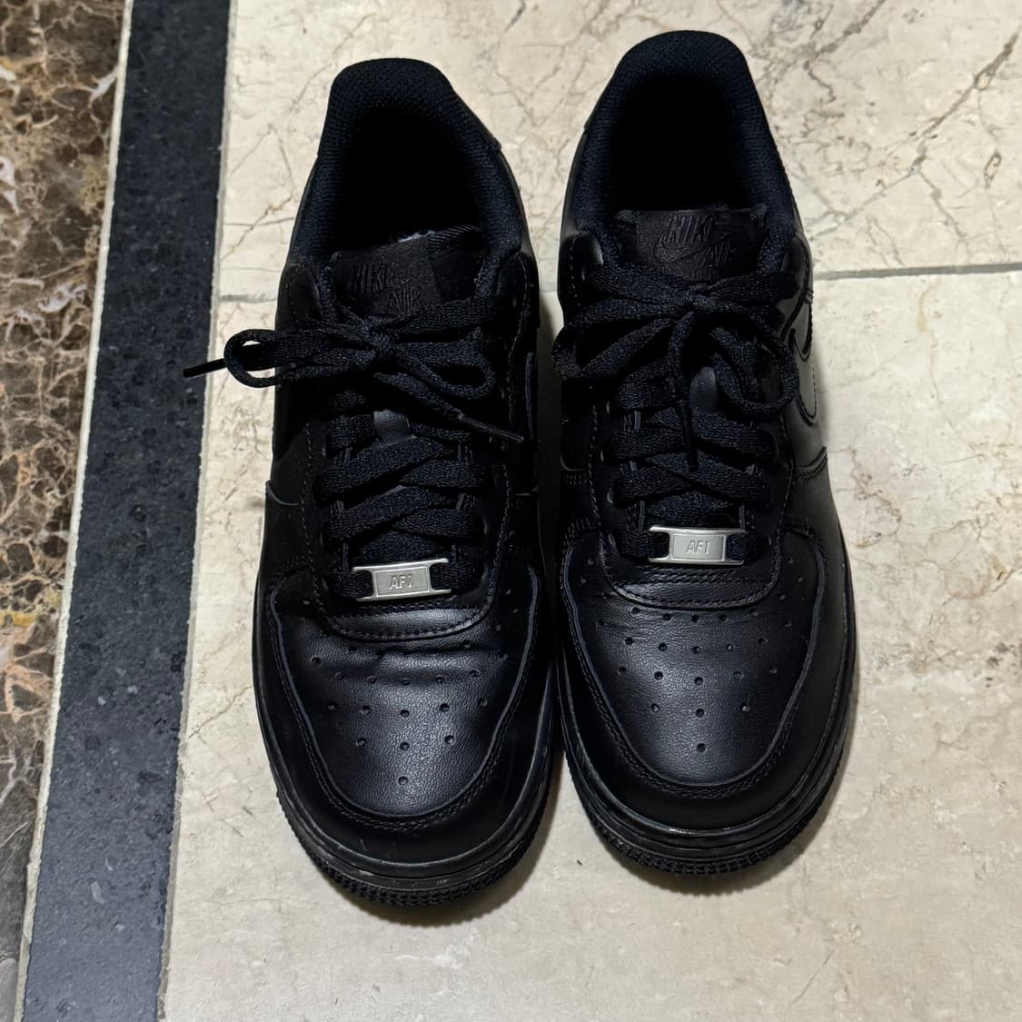 나이키 에어포스 1 '07 로우 트리플 블랙 상품이미지3