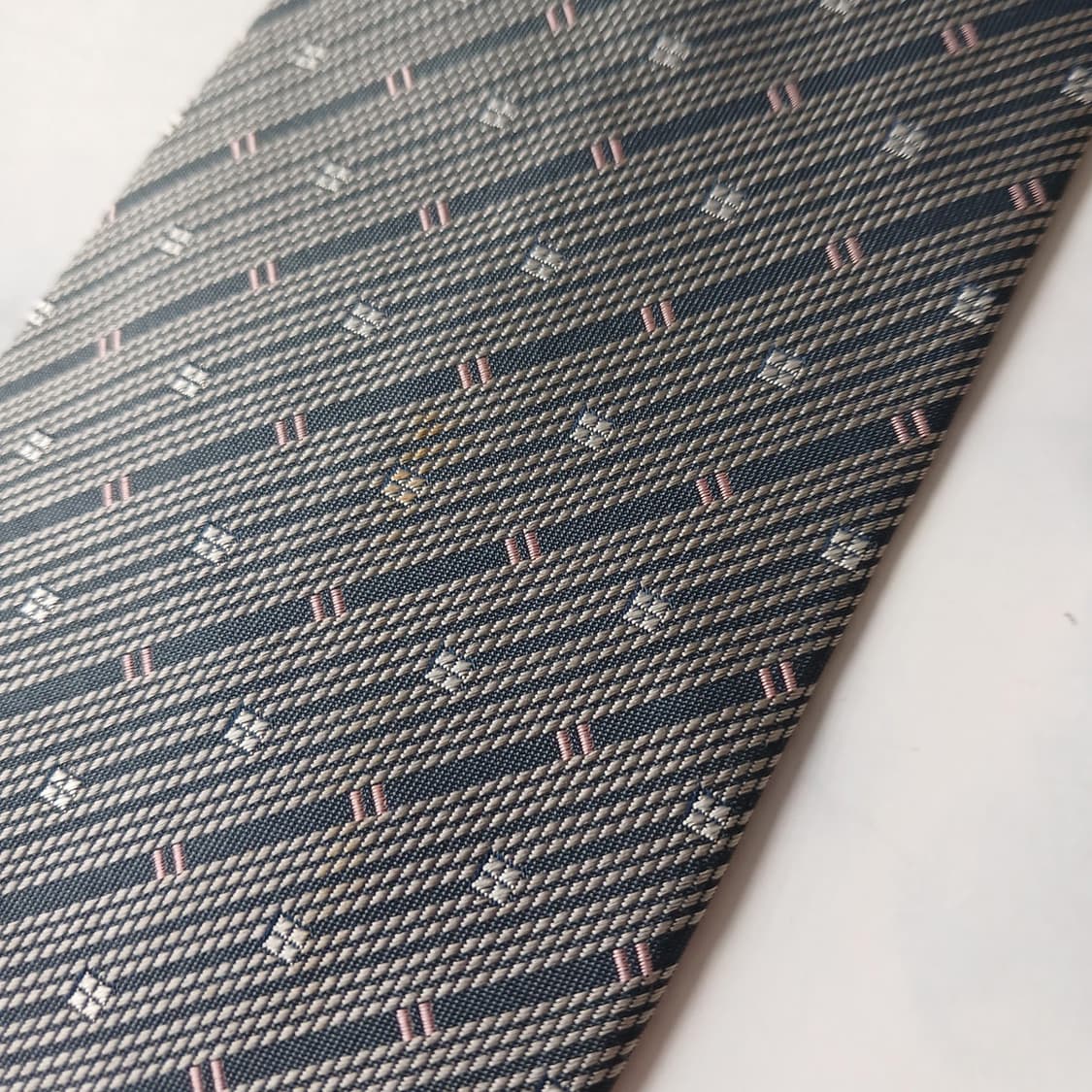 아쿠아스큐텀 실크 실버 패턴 넥타이 9.7cm B등급 e784
 상품이미지9