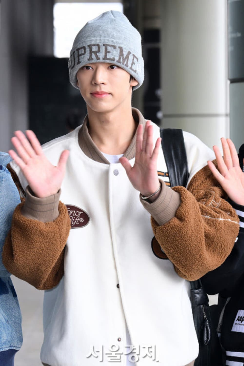 슈프림 뉴에라 바시티 비니 헤더 그레이 - 23FW 투어스 도훈 착용비니 상품이미지1