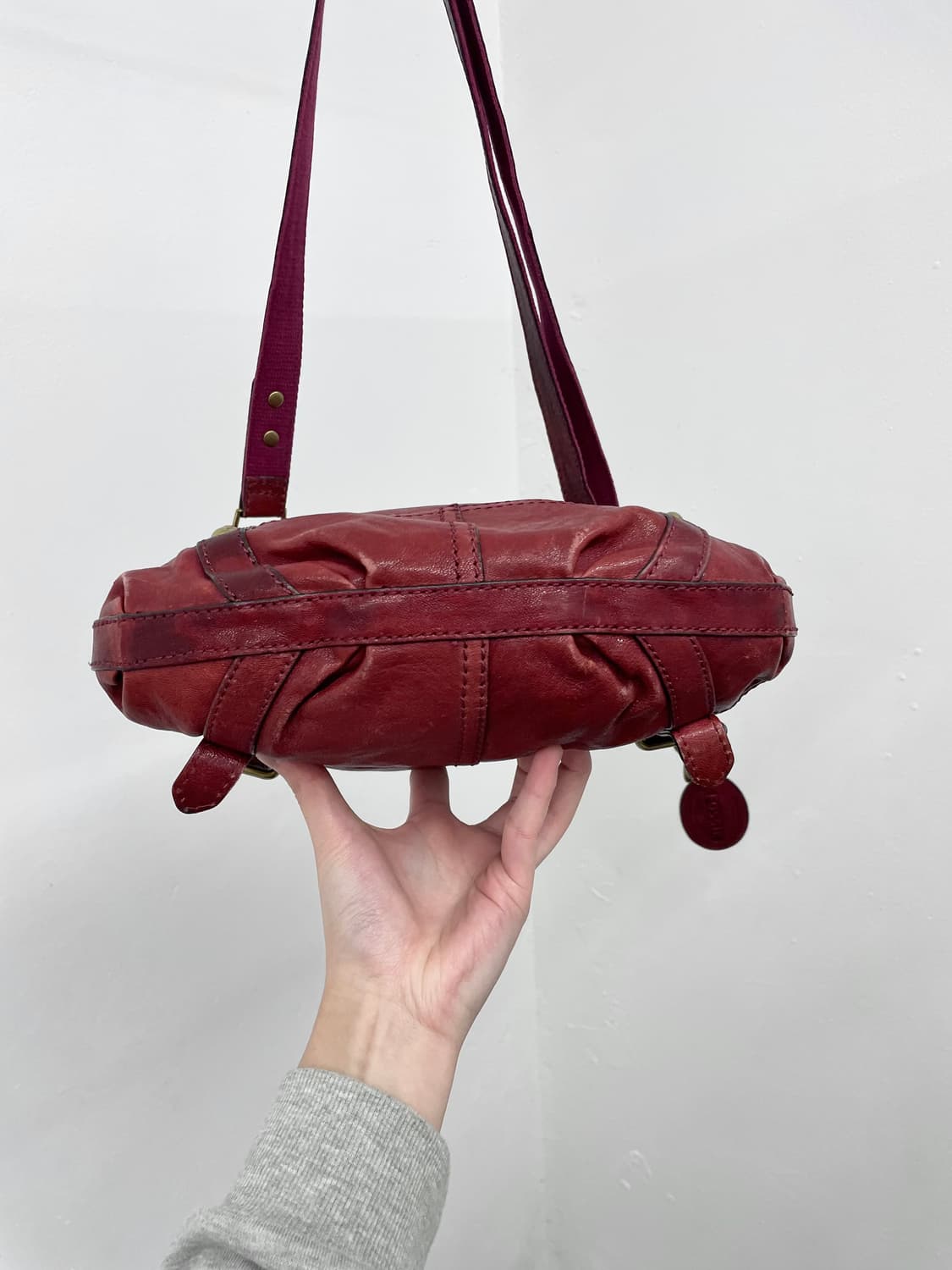 파슬 레더 로고 키 크로스백 상품이미지9