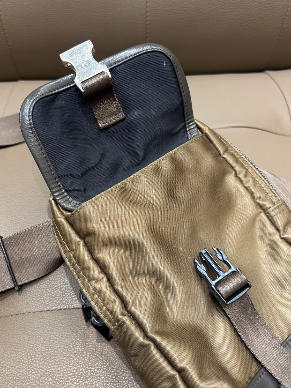 포터 x 삭스 바 슬링백 상품이미지4