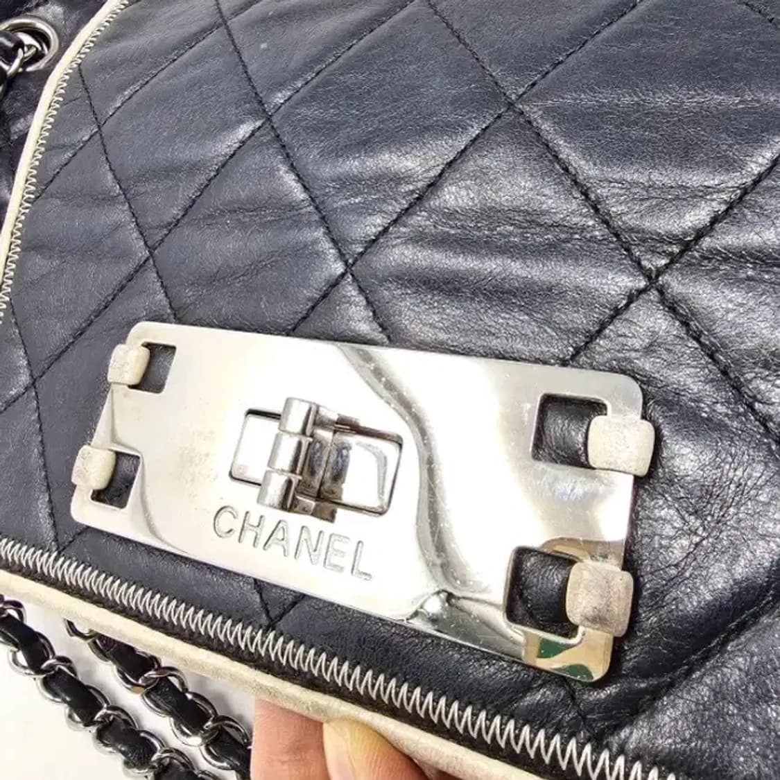 정품 샤넬 아코디언 숄더백정품 샤넬 아코디언 숄더백
블랙 색상에 은장 체 상품이미지6