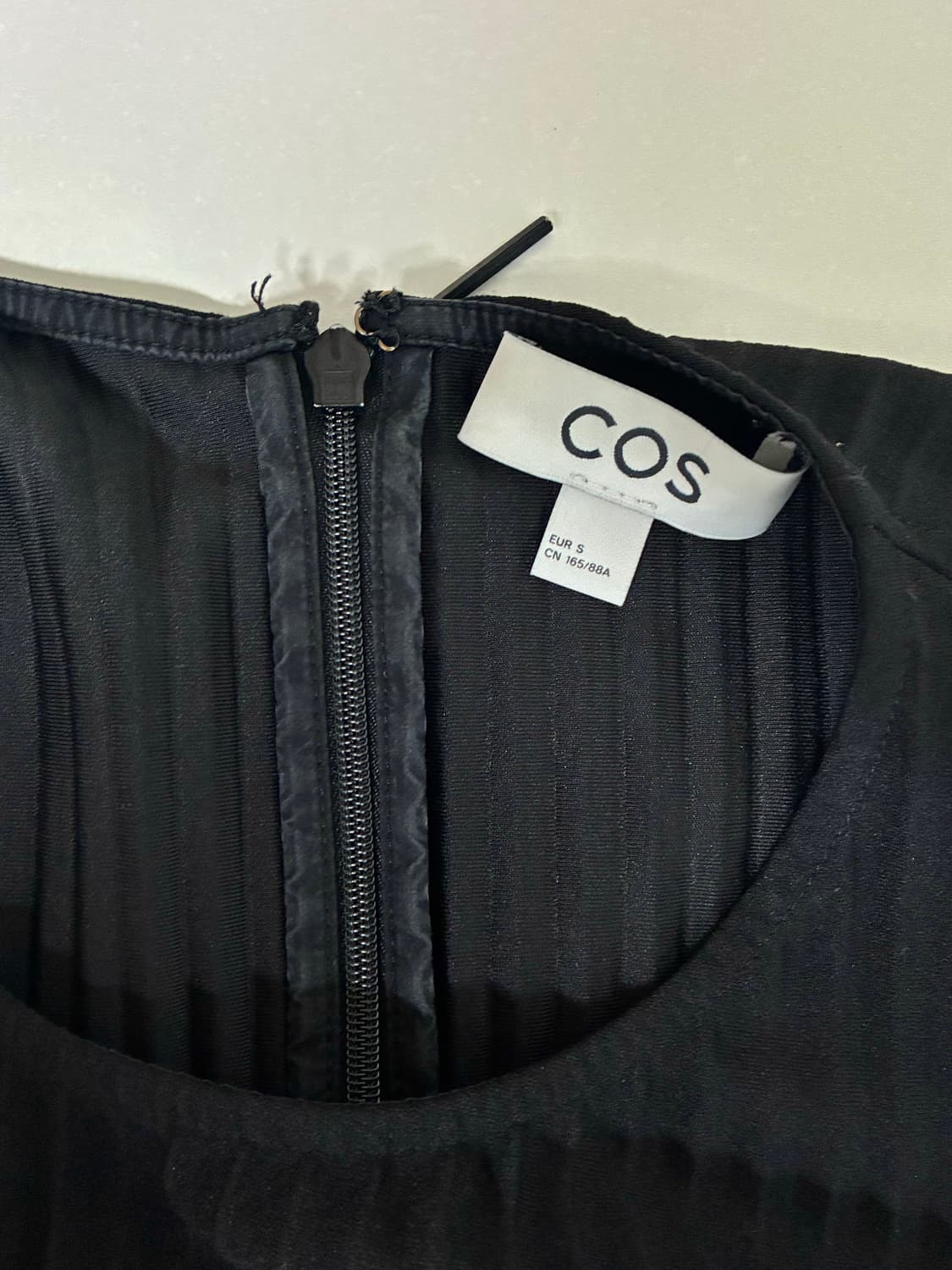 S) 코스 COS 플리티드 미디 티셔츠 원피스 블랙 상품이미지5