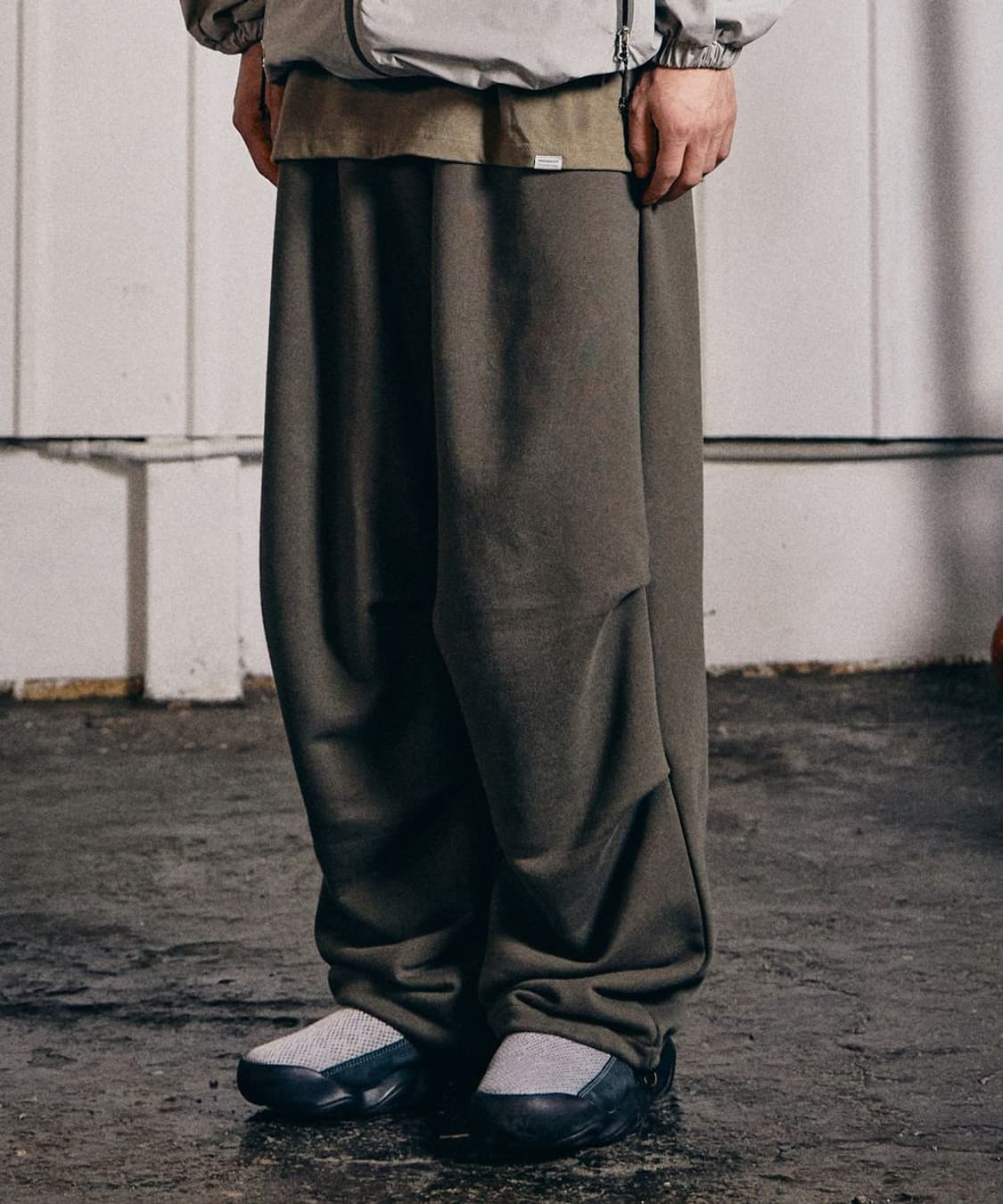 필루미네이트 파라슈트 스웻팬츠 카키 M 상품이미지1