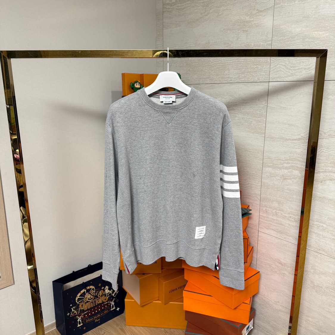 [7사이즈]톰브라운 사선 완장 그레이 맨투맨 상품이미지1