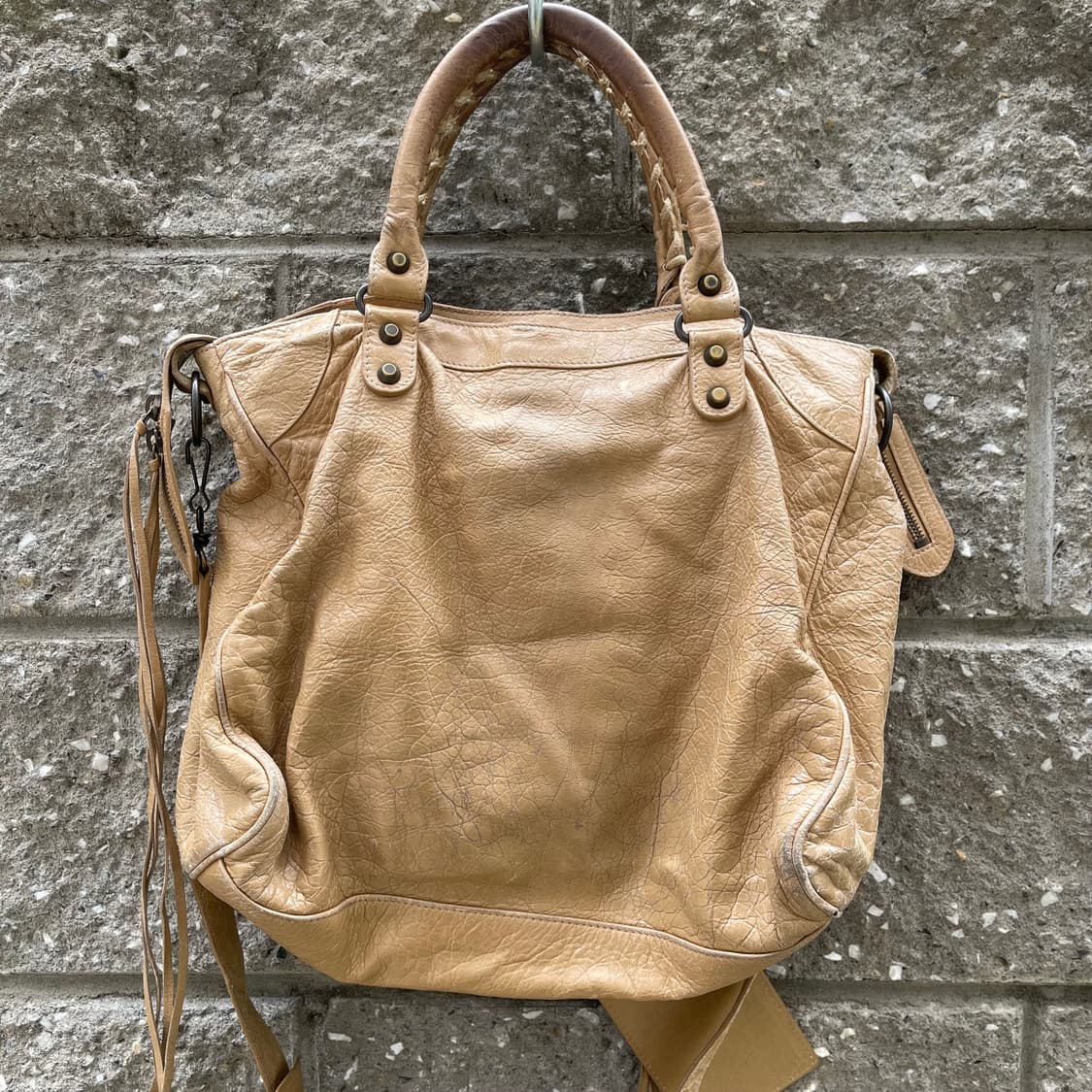 [OS] Balenciaga 레더 베이지 모터백 상품이미지4