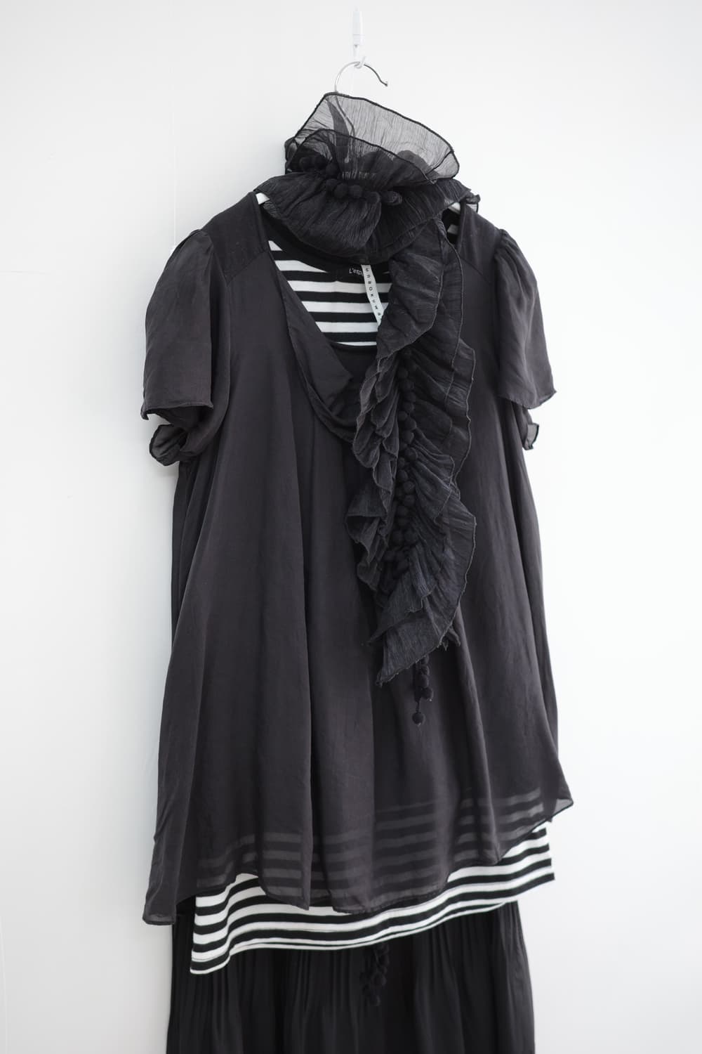 Pompom ruffle black scarf 상품이미지3