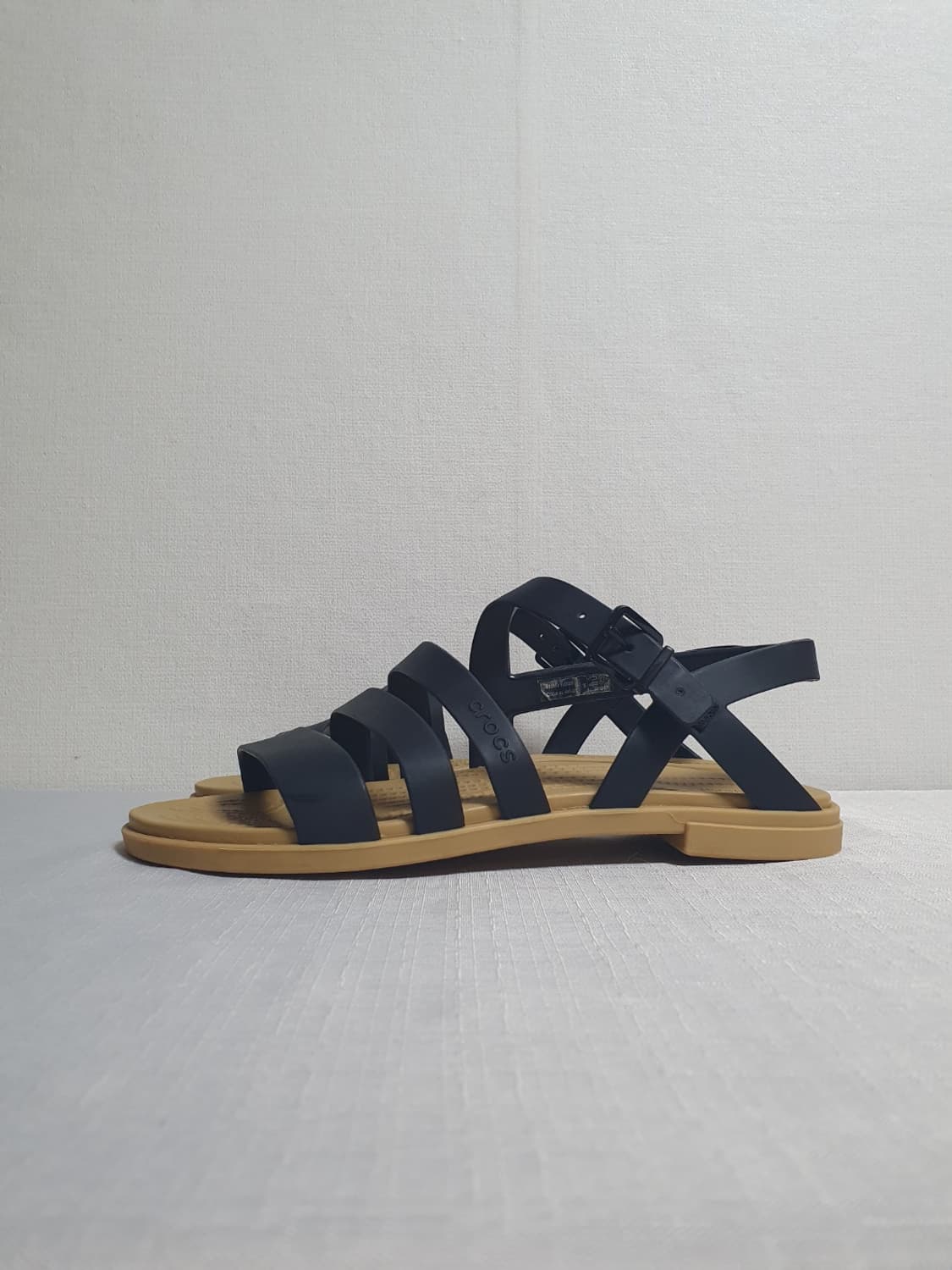 230mm 크록스 툴룸 오픈 플랫 샌들 블랙 탄 상품이미지2