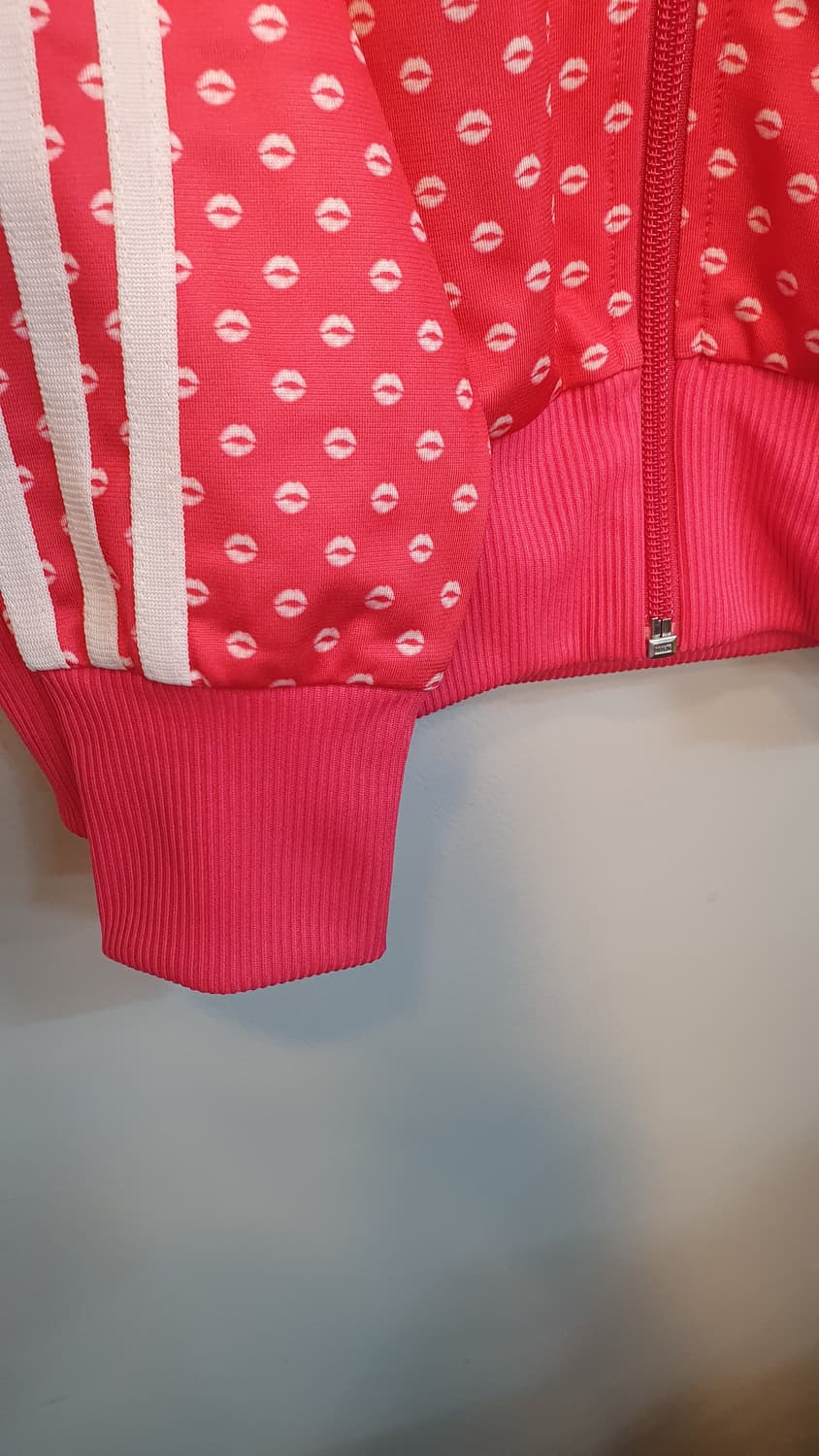 아디다스 핑크색 트랙탑 판매합니다. 독특한 입술 패턴이 매력적인 제품입니 상품이미지3