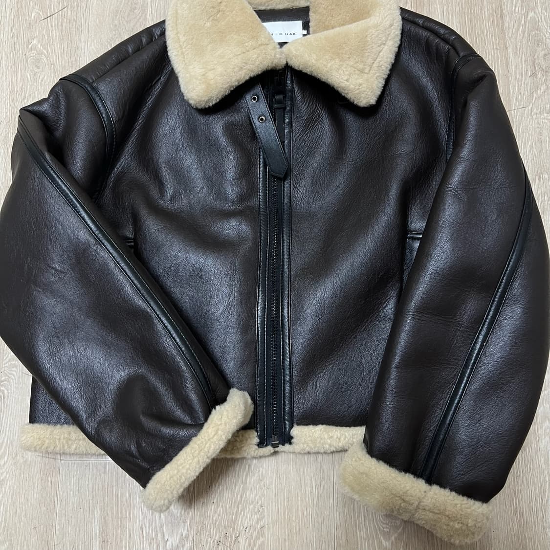 잇미샤 여성 양가죽 배색 크롭 무스탕 점퍼 82-88-160 상품이미지3