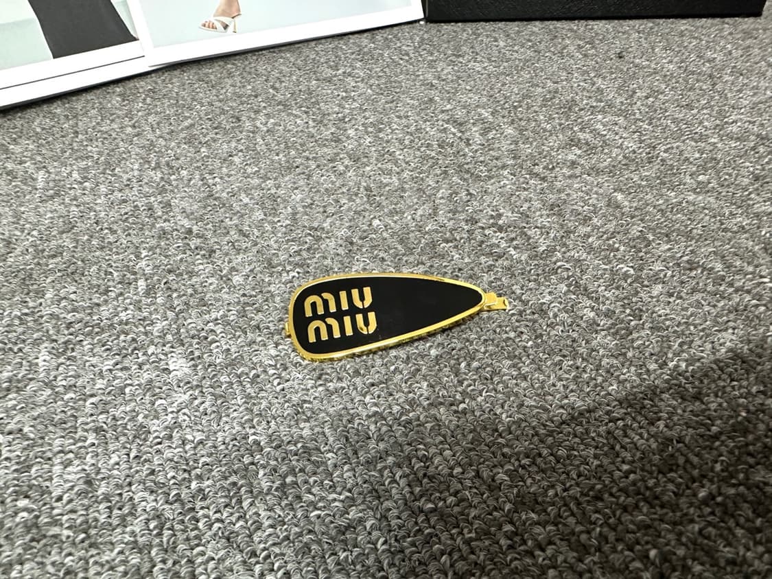 미우미우 헤어핀 블랙 (1ps) 상품이미지4