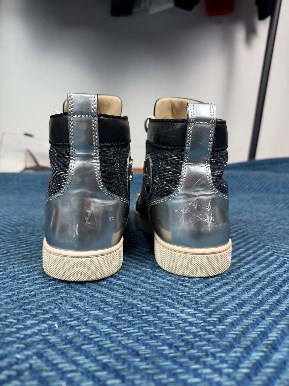 [크리스찬 루부탱] 아이코닉 스파이크 하이탑 스니커즈 – 한정판  상품이미지2