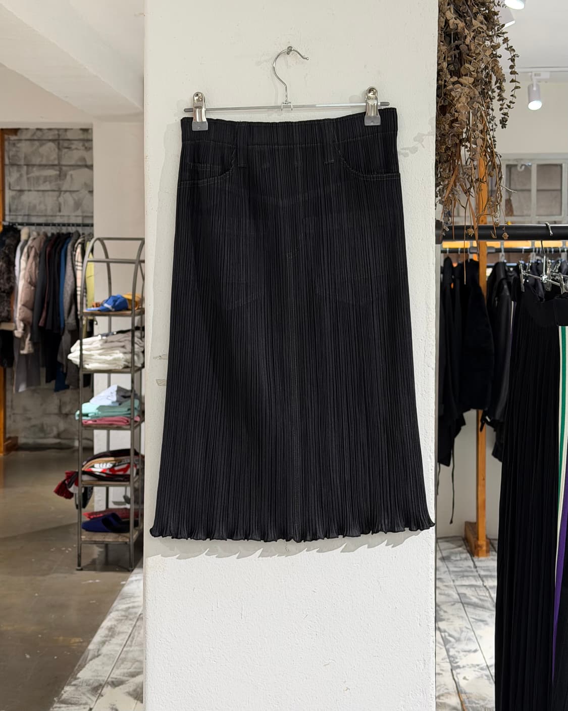 플리츠 플리즈 블랙 오픈넥 하프티셔츠/ 스티치 디테일 스커트 셋업 상품이미지6