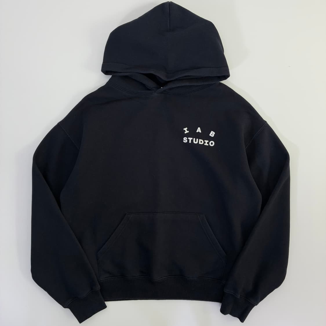 IAB studio  아이앱스튜디오 스펠 로고 코튼 블랙 후드티 상품이미지2