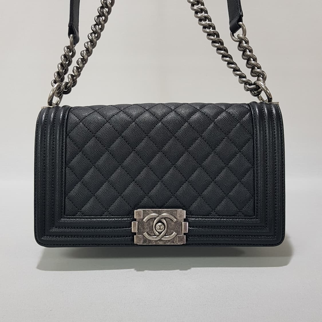 샤넬 보이백 미듐 블랙 캐비어 A67086 상품이미지2