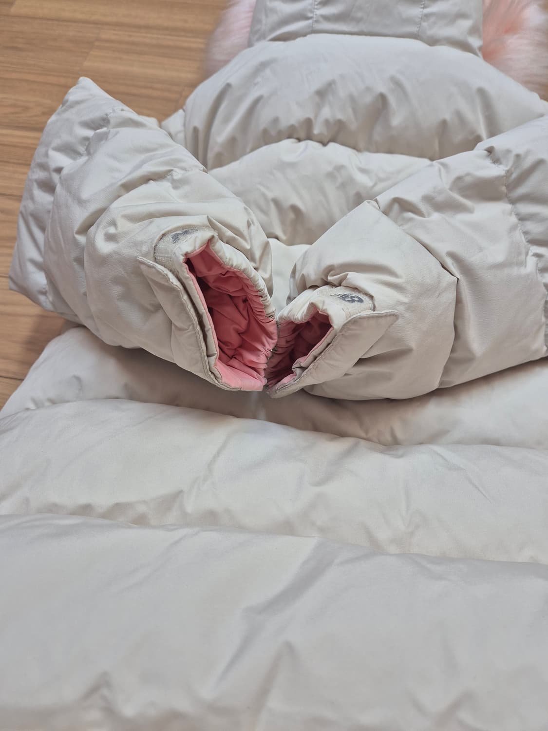 뉴발란스 여아 롱패딩 130사이즈입니다. 솜털 80%, 깃털 20% 충전 상품이미지3