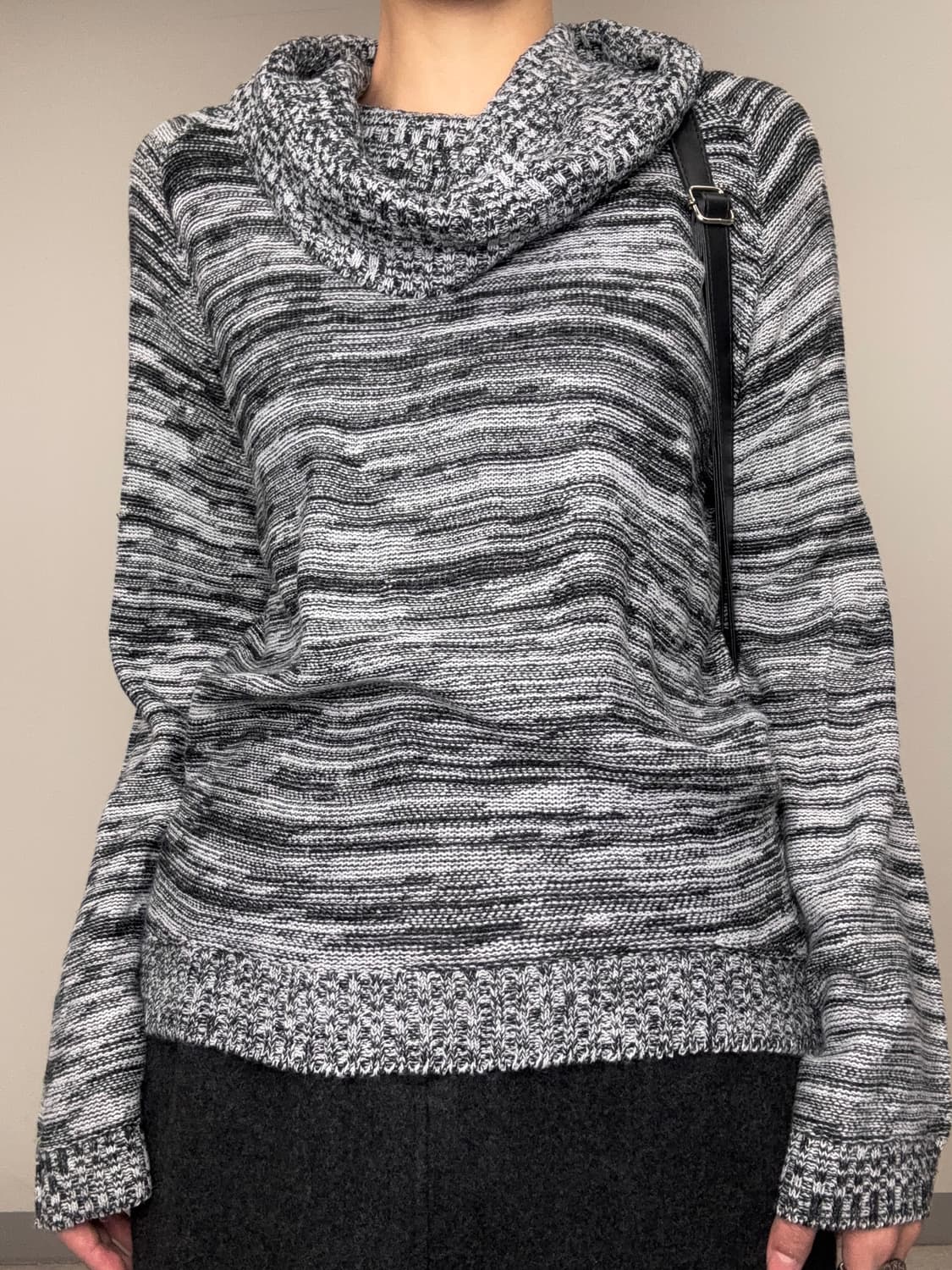 빈티지 차콜 터틀넥 니트 상품이미지1