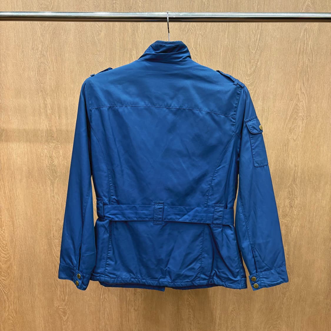 바버 야상 자켓 견장 멀티 포켓 로고 자수 벨트 디테일 레귤러핏 블루 상품이미지3